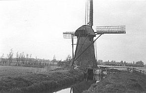 Jan Bravenboer uit Smitshoek fotografeerde de molen omstreeks 1948.